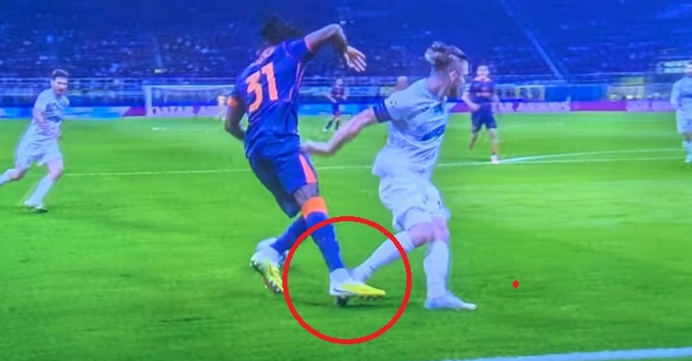 Il rigore concesso e poi revocato a Bisseck, difensore Inter